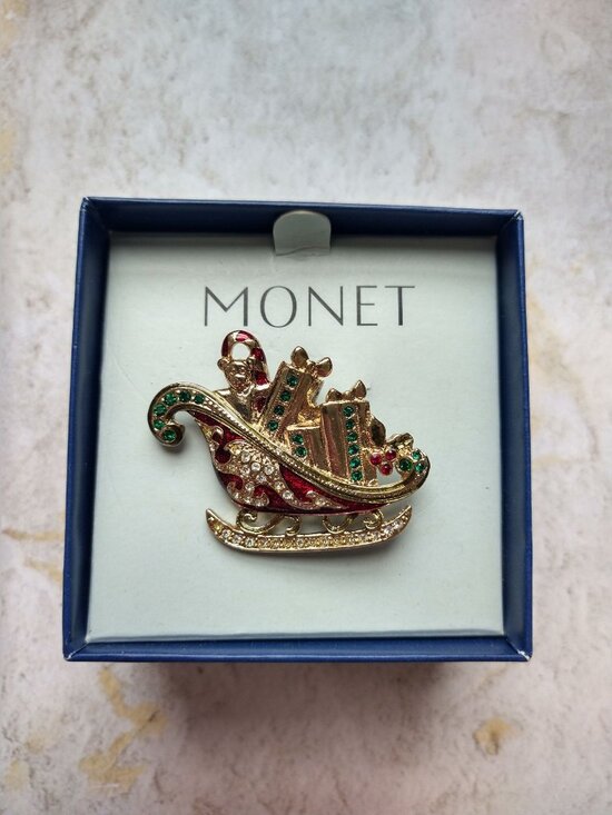 Vintage Monet Christmas Sleigh Pin Brooch Gold Tone Estate Jewelry - Picture 1 of 8